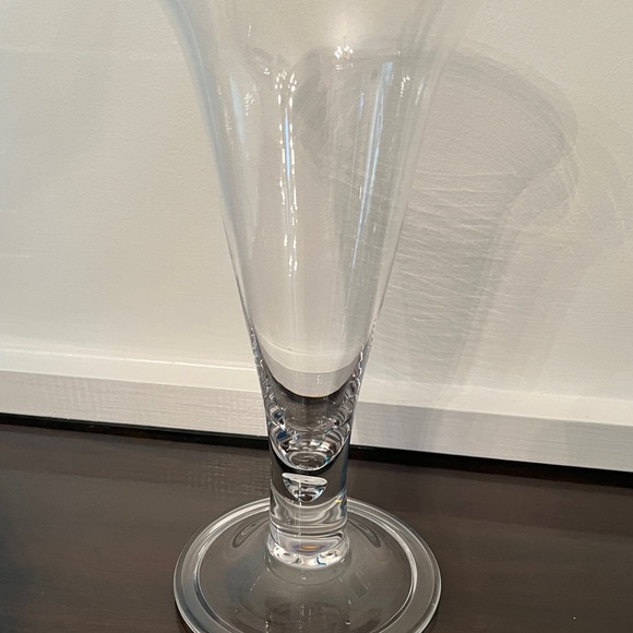 Colonial Williamsburg Restoration, Teardrop Vase CW 2V, Hand Blown Glass - Picture 2 of 10